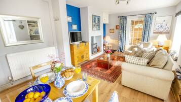 Cottage | Living room | TV, fireplace, DVD player