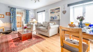 Småhus | Oppholdsrom | TV, peis og DVD-spiller