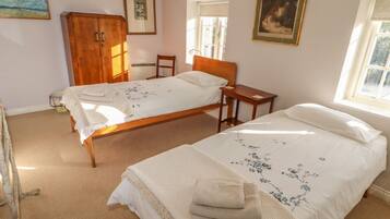 Cottage | 2 bedrooms, individually decorated, individually furnished, free WiFi