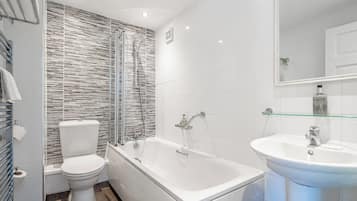 Twin kamer, 2 eenpersoonsbedden | Badkamer | Gratis toiletartikelen, handdoeken