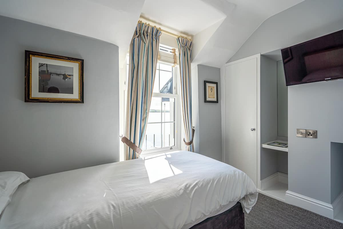 Single Room (Sea View) | 1 bedroom, iron/ironing board, free WiFi, bed sheets