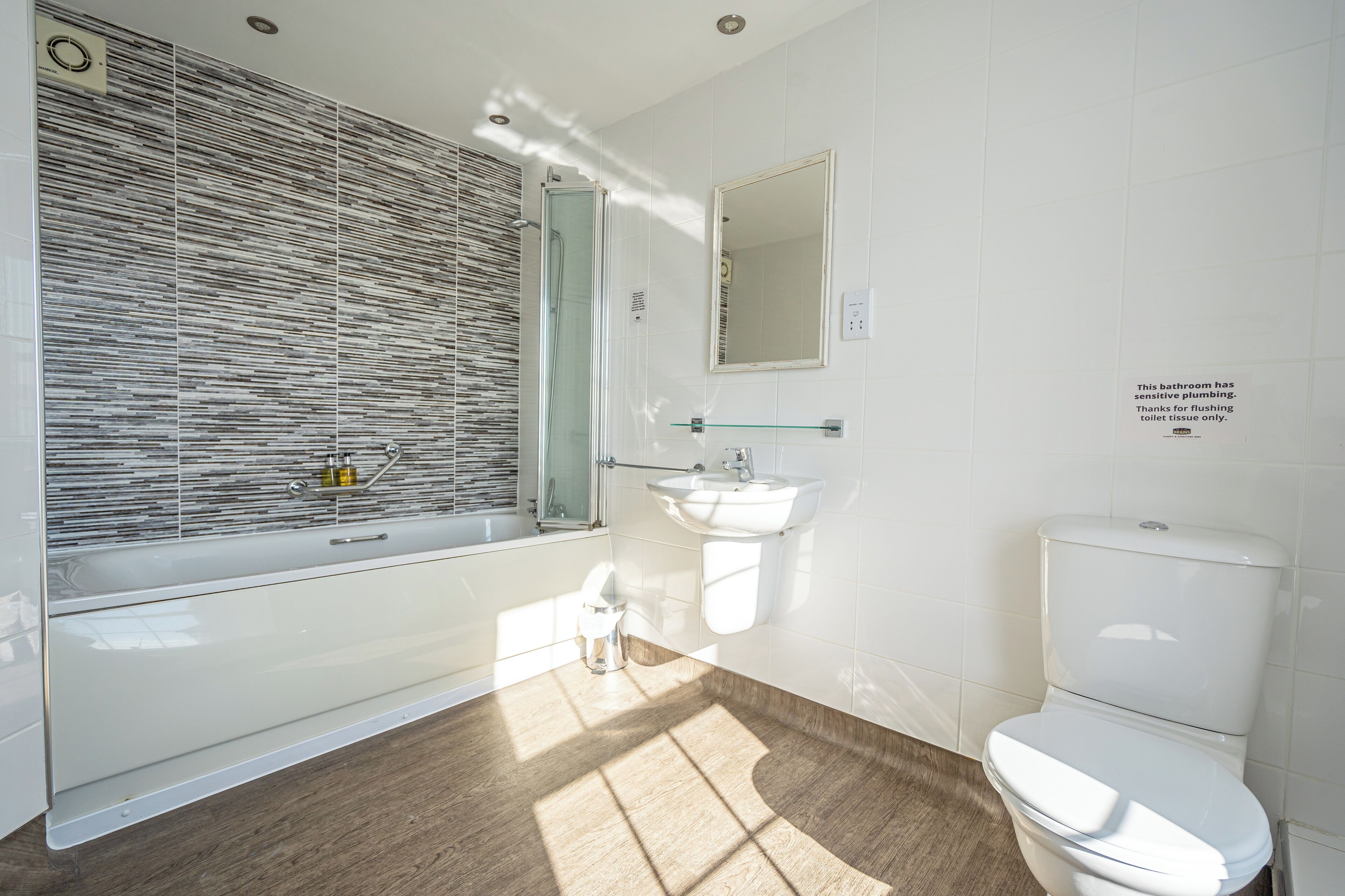 king room | bathroom | free toiletries, towels