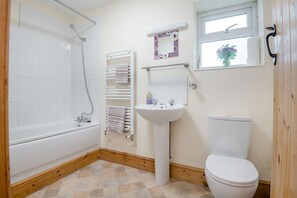 A bathroom with a bathtub, a sink, and a toilet. - Sunshine Lodge (Bridgwater)