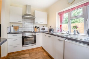 Cottage | Privékeuken | Een koelkast, een microgolfoven, een kookplaat, een broodrooster