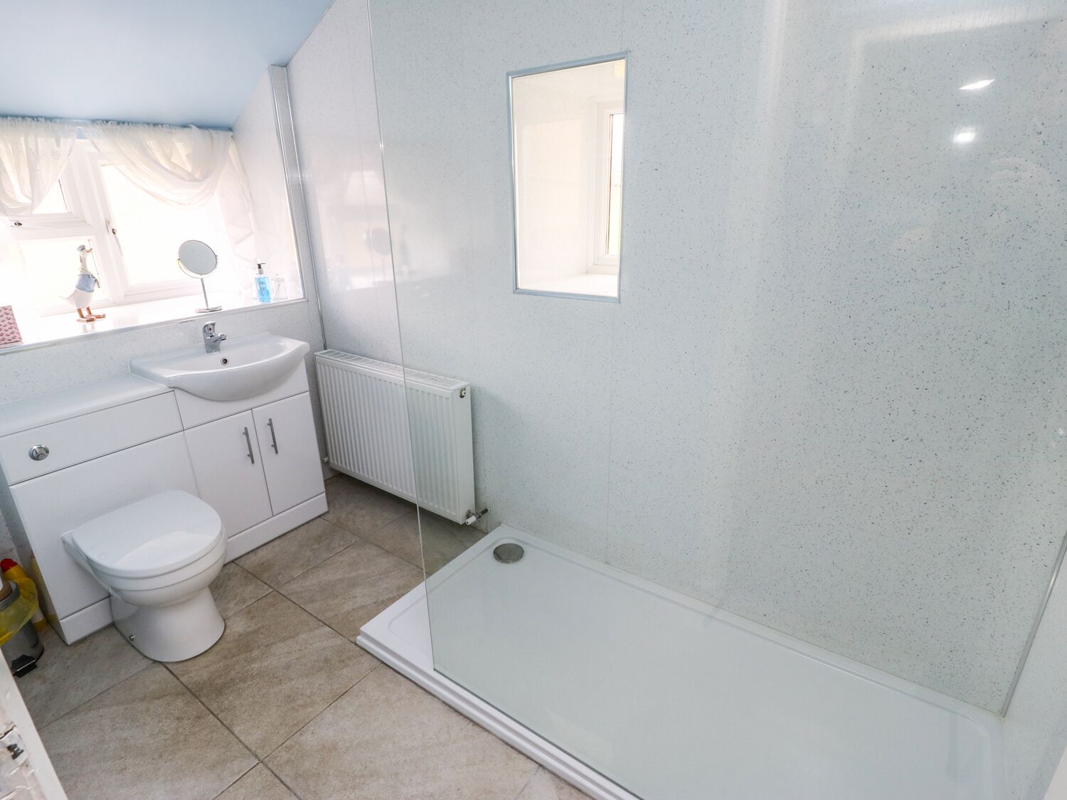 Ein modernes Badezimmer mit Toilette, Waschbecken und Dusche.