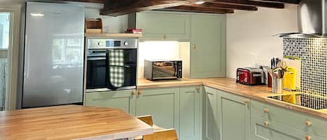 Fridge, microwave, stovetop, dishwasher