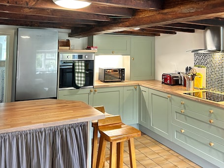 Fridge, microwave, stovetop, dishwasher