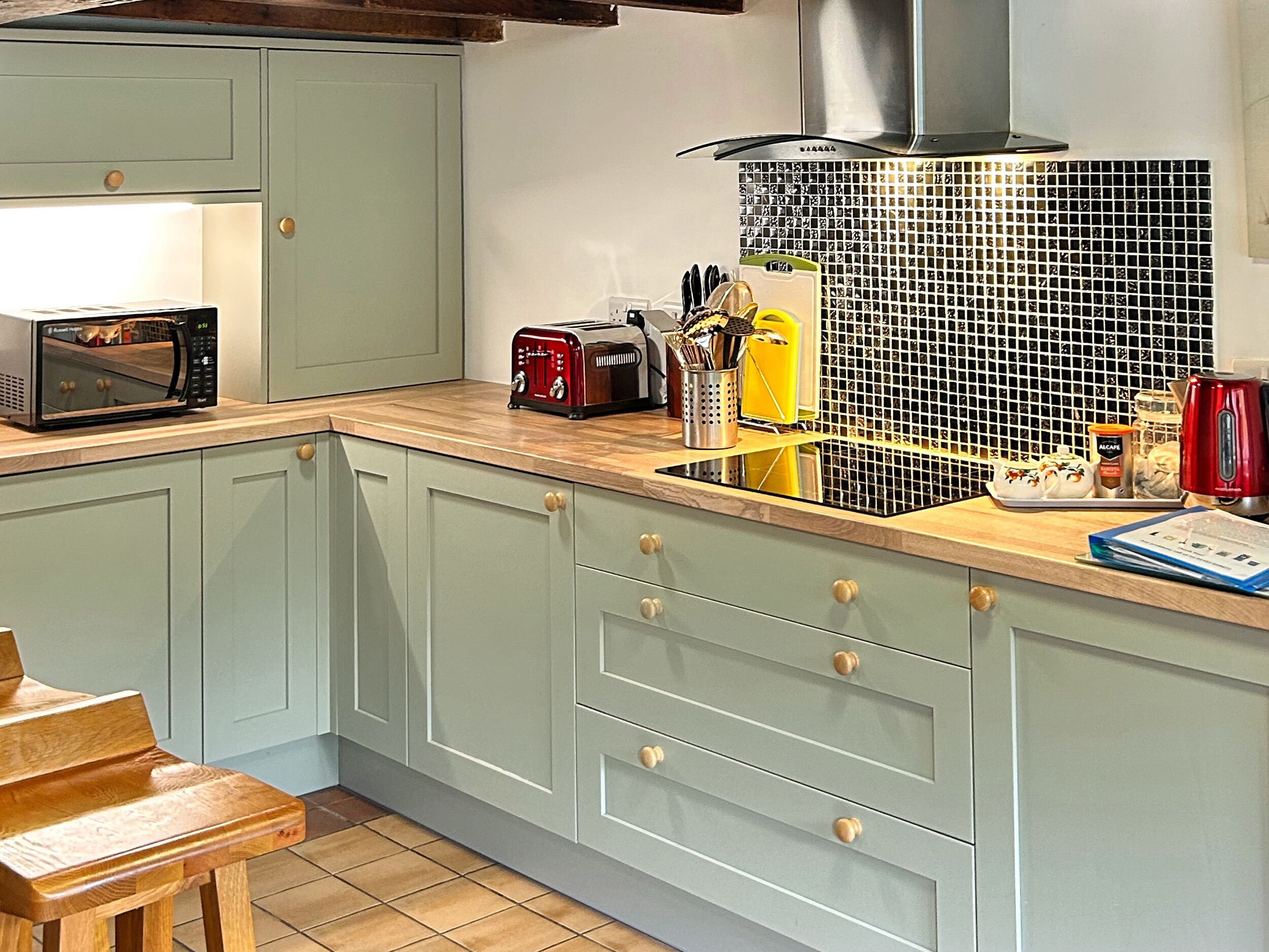 Réfrigérateur, micro-ondes, plaque de cuisson, lave-vaisselle