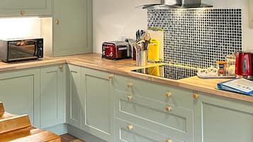 Réfrigérateur, micro-ondes, plaque de cuisson, lave-vaisselle