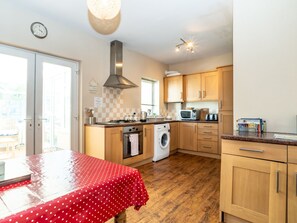 Cottage | Private kitchen | Fridge, microwave, stovetop, toaster - Tomeg (Morpeth)