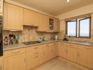 Cottage | Private kitchen | Stovetop, dishwasher, cookware/dishes/utensils - 37 Ocean Park (Bideford)