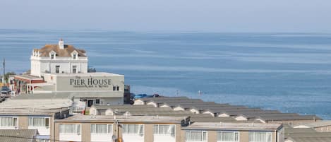 Un edificio costero llamado 'Pier House' con vista al mar.