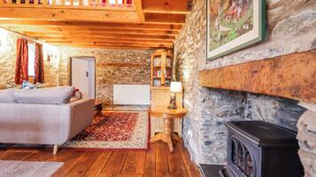 Cottage | Living area | TV