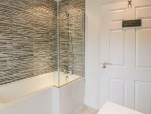 Cottage | Bathroom | Shower, hair dryer