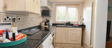 Cottage | Private kitchen | Stovetop, cookware/dishes/utensils