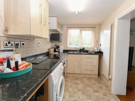 Cottage | Private kitchen | Stovetop, cookware/dishes/utensils