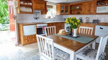 Cottage | Private kitchen | Fridge, microwave, stovetop, dishwasher