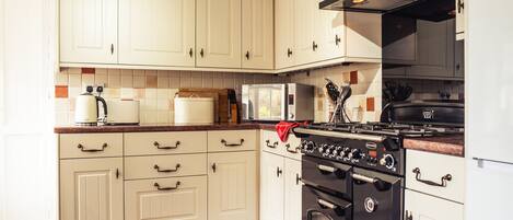 Cottage | Private kitchen | Fridge, microwave, stovetop, dishwasher