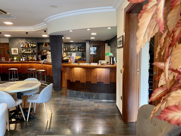 Bar (on property) - Hostal Bonavista (Cervera)