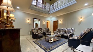 A spacious living room with a high ceiling, a balcony, and a large window. - Hostal Bonavista (Cervera)