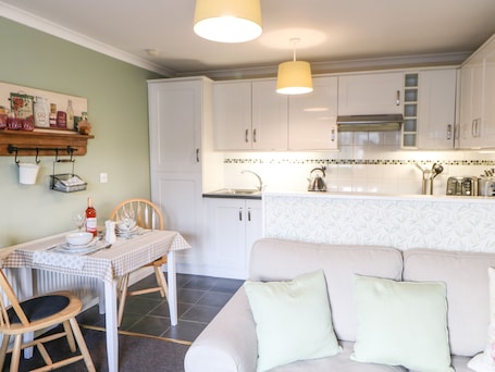 Cottage | Interior. Old Queen's Head