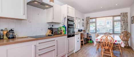 Cottage | Bếp riêng | Tủ lạnh, máy rửa bát, dụng cụ nấu nướng/bát dĩa/dao nĩa