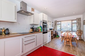 Småhus | Eget kjøkken | Kjøleskap, oppvaskmaskin og kjøkkenutstyr