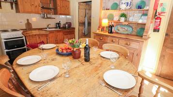 Cottage | Private kitchen | Microwave, stovetop, electric kettle, toaster