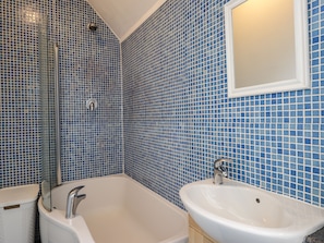 Cottage | Bathroom | Shower, hair dryer