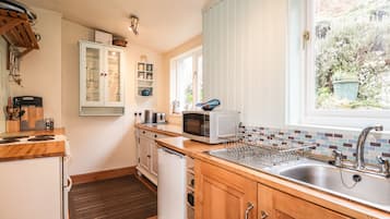 Cottage | Private kitchen | Fridge, microwave, stovetop, toaster