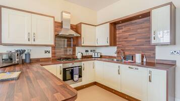 Cottage | Dapur pribadi | Lemari es, microwave, kompor, dan mesin pencuci piring