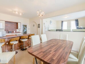 Cottage | Private kitchen - Cairns Vista (Whitby)
