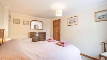 Cottage | 3 bedrooms, individually decorated, individually furnished, free WiFi
