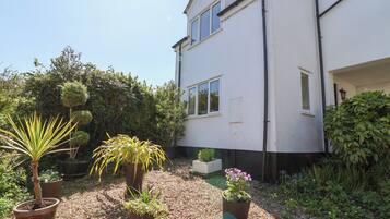 Cottage | Property grounds