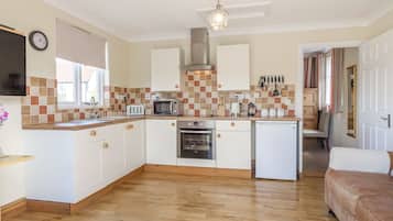 Cottage | Private kitchen | Fridge, microwave, stovetop, cookware/dishes/utensils