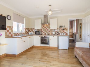 Cottage | Private kitchen | Fridge, microwave, stovetop, cookware/dishes/utensils - Norbank Garden Studio (Diss)