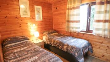 Cottage | 2 bedrooms, individually decorated, individually furnished, free WiFi