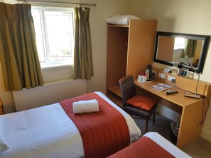 트윈룸 | 셀렉트 컴포트 침대, 책상, 노트북 작업 공간, 다리미/다리미판