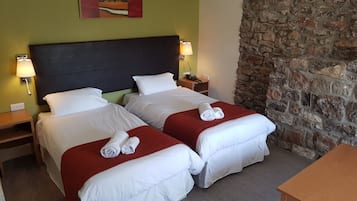 Familie driepersoonskamer | Select Comfort-bedden, een bureau, een laptopwerkplek