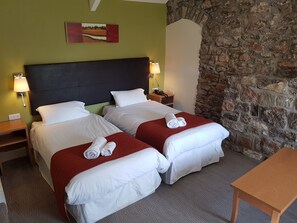 Family Triple Room, 1 Bedroom | 셀렉트 컴포트 침대, 책상, 노트북 작업 공간, 다리미/다리미판