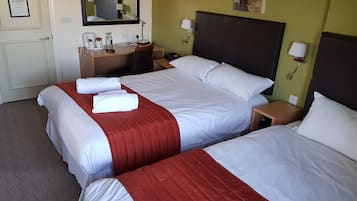 Familiekamer | Select Comfort-bedden, een bureau, een laptopwerkplek