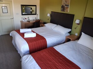 패밀리�룸 | 셀렉트 컴포트 침대, 책상, 노트북 작업 공간, 다리미/다리미판