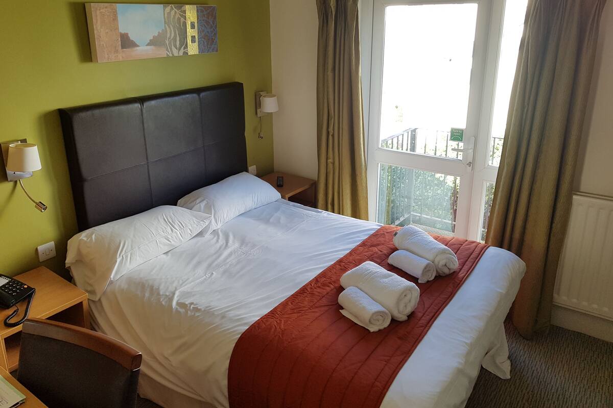 Desk, laptop workspace, iron/ironing board, free WiFi