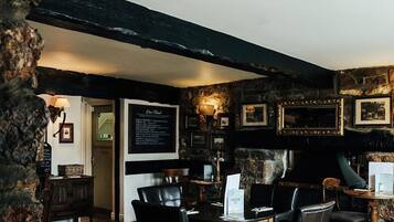 Serveert ontbijt, lunch en diner