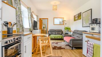 Cottage | Private kitchen | Fridge, microwave, stovetop, cookware/dishes/utensils