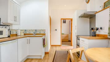 Cottage | Private kitchen | Fridge, microwave, stovetop, cookware/dishes/utensils