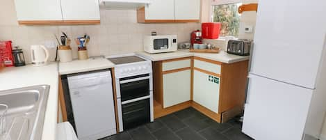 Cottage | Private kitchen | Fridge, microwave, stovetop, dishwasher