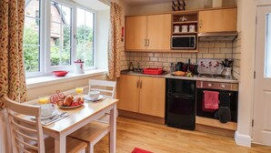 Cottage | Dapur pribadi | Lemari es, microwave, kompor, dan kursi makan untuk bayi