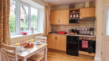 Cottage | Private kitchen | Fridge, microwave, stovetop, highchair