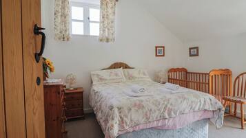 Cottage | 3 bedrooms, WiFi (free), individually decorated, individually furnished